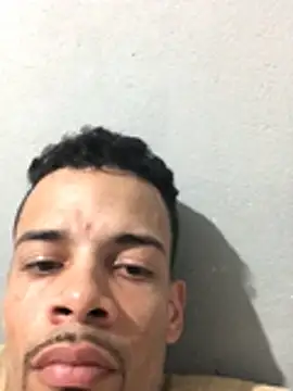Snapshot of HenriquePhn chatting on August 6, 8:22 pm HenriquePhn online show from August 6, 8:22 pm