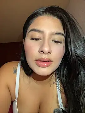 Snapshot of andrea_gomes_ chatting on May 17, 6:22 am andrea gomes online show from May 17, 6:22 am