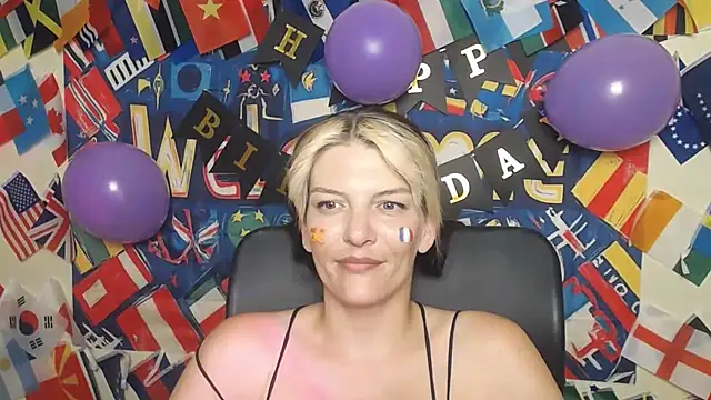 Snapshot of VanessaRey_ chatting on July 14, 10:43 am VanessaRey online show from July 14, 10:43 am