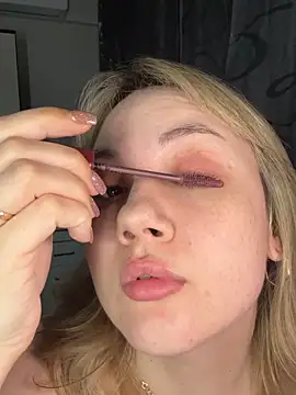 mollygirll online show from April 4, 8:06 pm