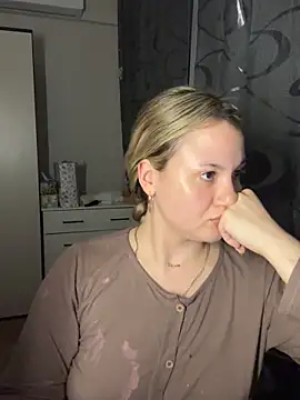 mollygirll online show from April 11, 7:51 pm