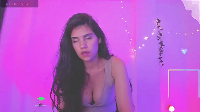 Snapshot of Gia_Blair chatting on May 13, 7:33 pm Gia Blair online show from May 13, 7:33 pm