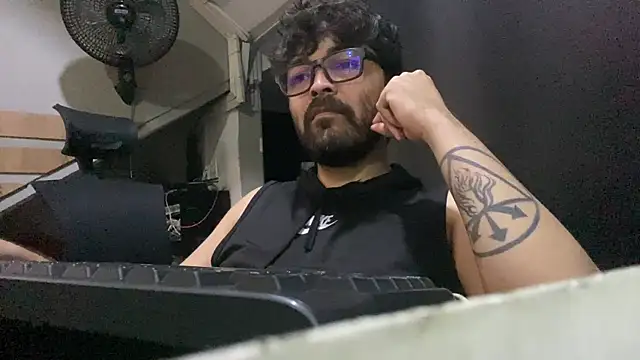 Snapshot of Freakydrag chatting on November 14, 4:00 am Freakydrag online show from November 14, 4:00 am