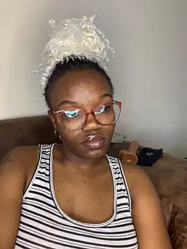 YummyMelanin117 online show from April 14, 1:28 pm