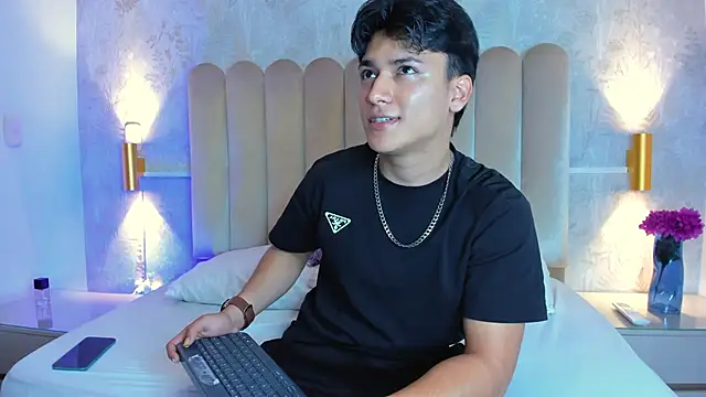 Snapshot of THE_LITTLE_LIAM chatting on December 5, 12:47 pm THE LITTLE LIAM online show from December 5, 12:47 pm