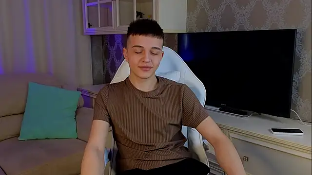 Snapshot of claus_boy chatting on March 19, 8:34 am claus boy online show from March 19, 8:34 am