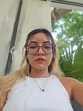 Snapshot of Pretty_roxxyy chatting on May 2, 1:16 pm Pretty roxxyy online show from May 2, 1:16 pm