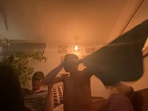 Snapshot of Chaud06_french chatting on April 13, 3:12 am Chaud06 french online show from April 13, 3:12 am