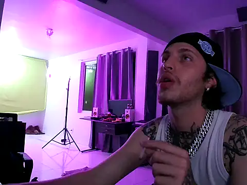 Snapshot of bigrosa21cm chatting on October 31, 11:39 pm bigrosa21cm online show from October 31, 11:39 pm