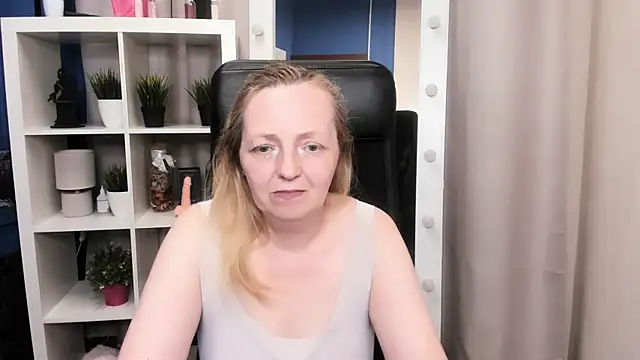 Snapshot of Karen_Villis chatting on July 2, 12:22 pm Karen Villis online show from July 2, 12:22 pm