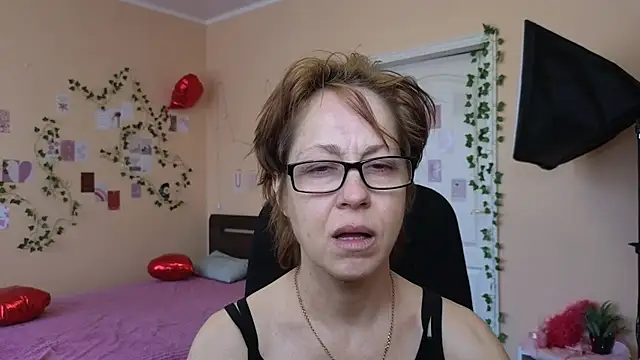 Snapshot of Ronda_Roni chatting on April 10, 9:03 am Ronda Roni online show from April 10, 9:03 am