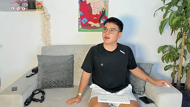 Snapshot of Young_Ben chatting on October 8, 12:30 am Young Ben online show from October 8, 12:30 am