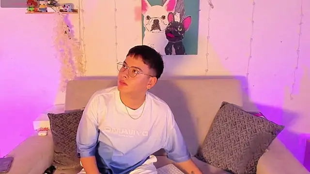 Snapshot of Young_Ben chatting on May 15, 11:45 pm Young Ben online show from May 15, 11:45 pm