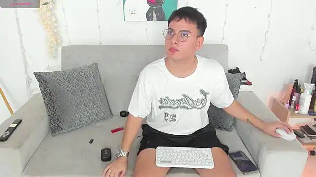 Snapshot of Young_Ben chatting on June 8, 1:55 pm Young Ben online show from June 8, 1:55 pm