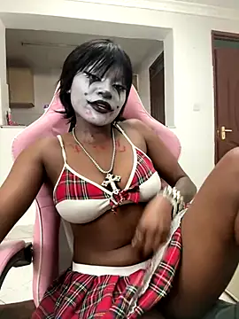 Snapshot of Lil-shawrie chatting on October 4, 4:43 am Lil-shawrie online show from October 4, 4:43 am