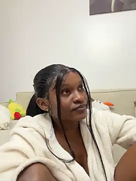 Snapshot of Lil-shawrie chatting on October 5, 8:18 pm Lil-shawrie online show from October 5, 8:18 pm