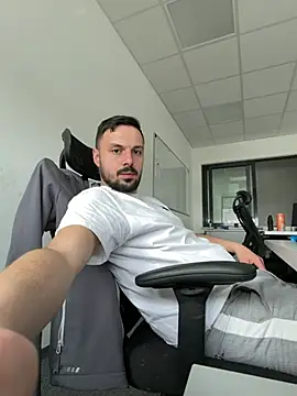 yourdreamboy17 online show from April 10, 2:44 pm