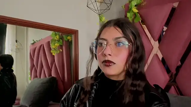 viollettaa  online show from April 14, 7:09 pm