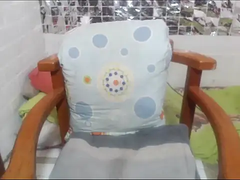 Snapshot of rose-crystal chatting on January 18, 8:34 pm rose-crystal online show from January 18, 8:34 pm