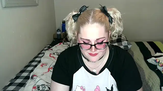 Snapshot of Kinky_Witch chatting on April 18, 4:38 am Kinky Witch online show from April 18, 4:38 am