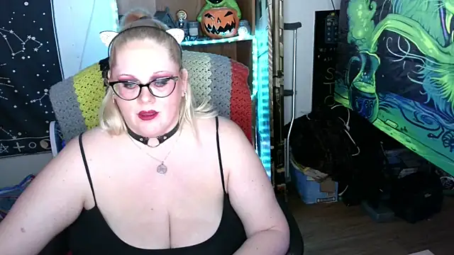 Snapshot of Kinky_Witch chatting on April 22, 5:47 pm Kinky Witch online show from April 22, 5:47 pm