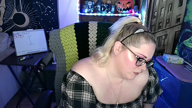 Snapshot of Kinky_Witch chatting on May 15, 6:37 pm Kinky Witch online show from May 15, 6:37 pm