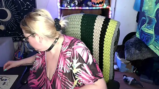 Snapshot of Kinky_Witch chatting on May 28, 7:00 pm Kinky Witch online show from May 28, 7:00 pm