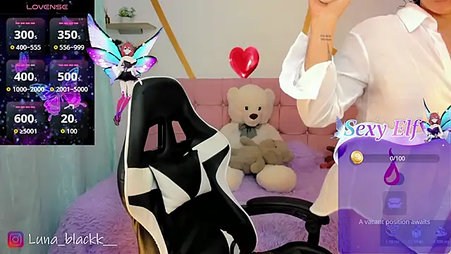 Snapshot of Luna_blackk chatting on April 18, 9:04 pm Luna blackk online show from April 18, 9:04 pm