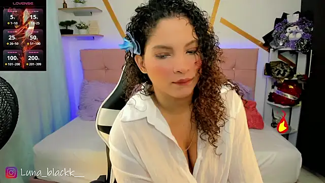 Snapshot of Luna_blackk chatting on May 3, 9:10 pm Luna blackk online show from May 3, 9:10 pm