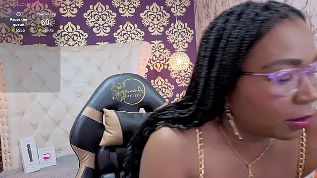Snapshot of Tyra_Fox chatting on September 30, 3:22 am Tyra Fox online show from September 30, 3:22 am