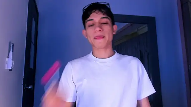 Snapshot of Sebax_Young chatting on February 25, 8:29 pm Sebax Young online show from February 25, 8:29 pm