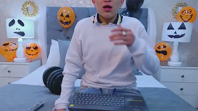 ZoeKrug online show from October 16, 11:55 am