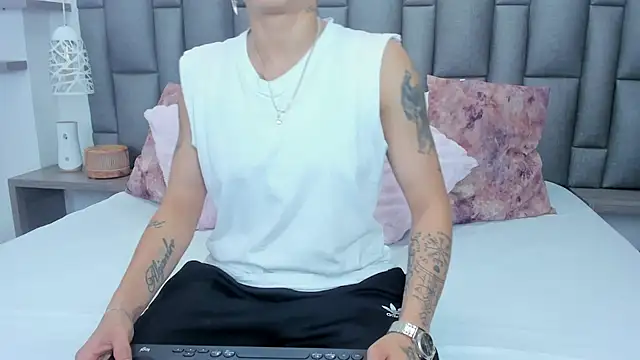 ZoeKrug online show from February 20, 12:27 pm