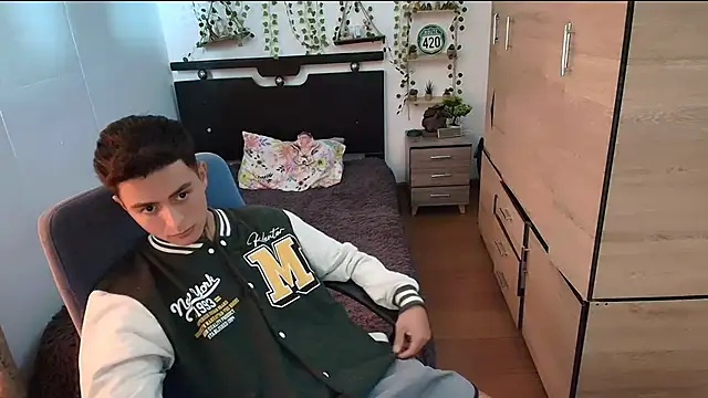 Snapshot of santii_ss chatting on June 1, 4:09 pm santii ss online show from June 1, 4:09 pm