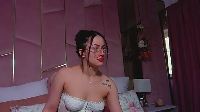 LucyLextonX online show from April 16, 4:35 am