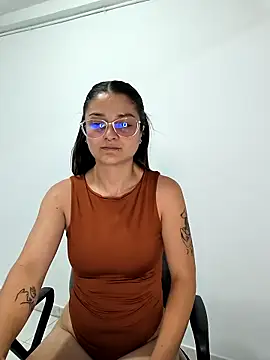 Coralinne   online show from April 10, 1:11 am