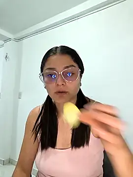 Coralinne   online show from April 14, 1:00 am