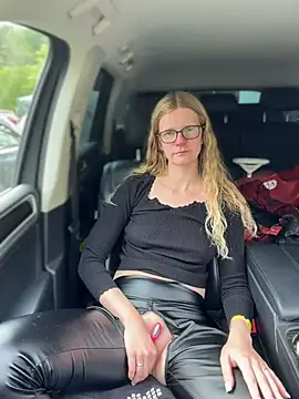 Snapshot of Bikergirl_97 chatting on May 12, 3:20 pm Bikergirl 97 online show from May 12, 3:20 pm