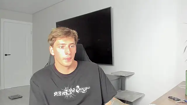 Snapshot of DaniHort chatting on June 6, 8:19 am DaniHort online show from June 6, 8:19 am