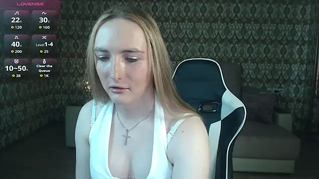 Snapshot of Vi_Luxy chatting on April 26, 1:47 am Vi Luxy online show from April 26, 1:47 am