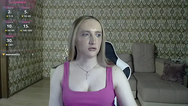 Snapshot of Vi_Luxy chatting on May 3, 2:06 am Vi Luxy online show from May 3, 2:06 am