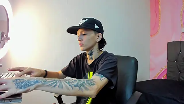 Snapshot of StraightBoy_Nick chatting on October 8, 9:45 pm StraightBoy Nick online show from October 8, 9:45 pm