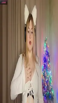 Snapshot of Monahosks chatting on February 24, 5:33 pm Monahosks online show from February 24, 5:33 pm