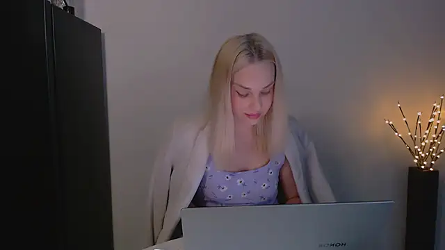 Snapshot of Lia_noo_regrets chatting on May 8, 5:07 pm Lia noo regrets online show from May 8, 5:07 pm