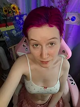 Snapshot of Fuzzy_Unicorn chatting on July 7, 10:52 am Fuzzy Unicorn online show from July 7, 10:52 am