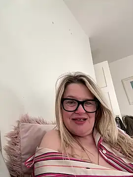 SuzieSub online show from March 4, 8:53 am