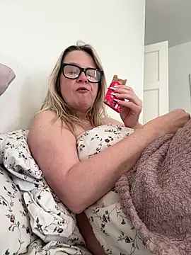 SuzieSub online show from April 1, 8:15 am