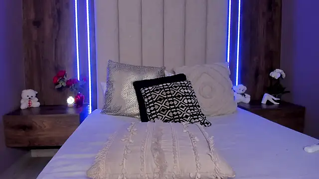 LucySalvatore  online show from March 27, 8:26 am