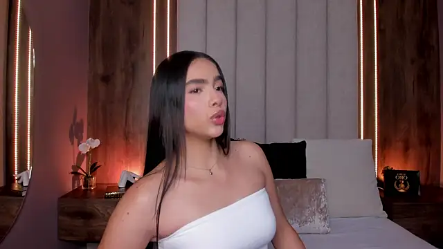 Snapshot of LucySalvatore_ chatting on June 7, 5:22 am LucySalvatore online show from June 7, 5:22 am