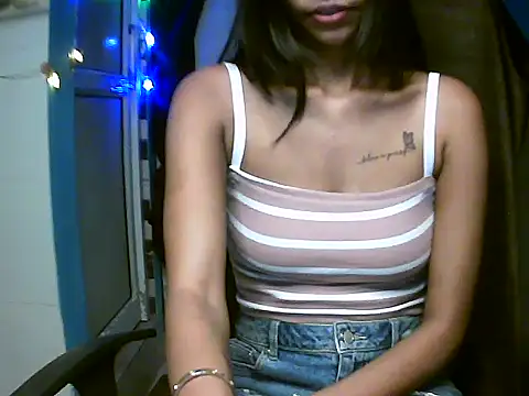 Snapshot of RENUKA_RAJPUT chatting on June 23, 6:39 pm RENUKA RAJPUT online show from June 23, 6:39 pm